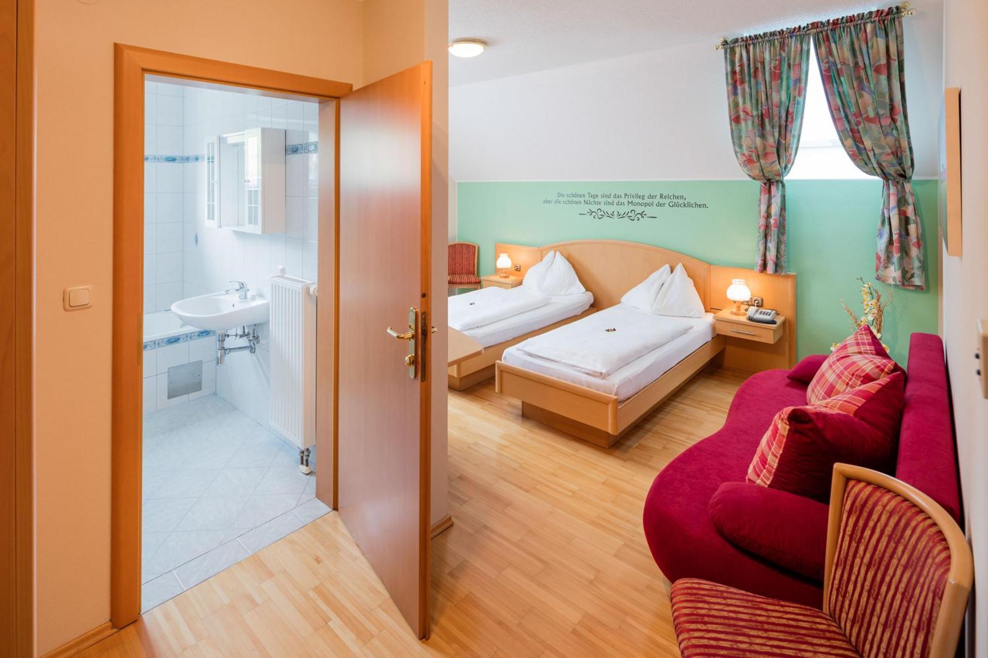 Gasthaus Pension Zum Lustigen Steirer Bruck an der Mur Room photo
